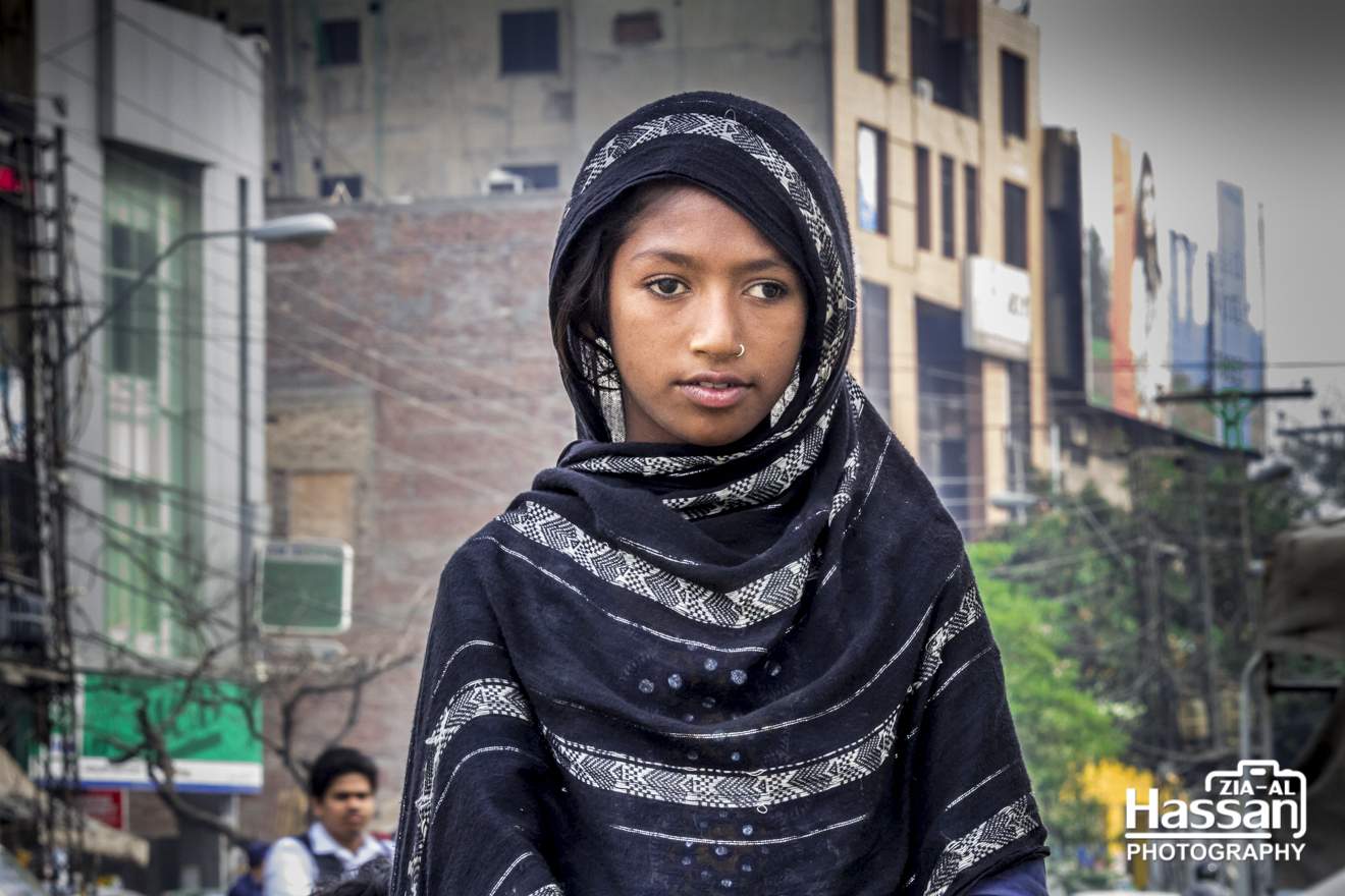 Poor Beggar Girl On Roadside In Gulberg Lahore During Thaap Inte