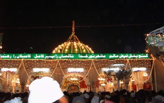 Beautiful-Night-View-Of-Darbar-Hazrat-Data-Ganj-Bakhsh-At-Urs-mubarak